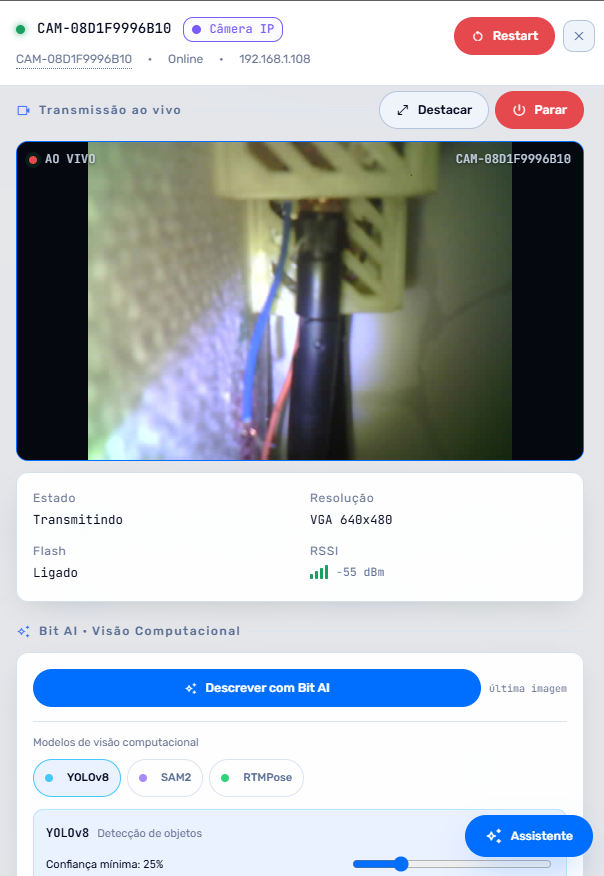 Detalhe de uma câmera com transmissão ao vivo e painel de visão computacional